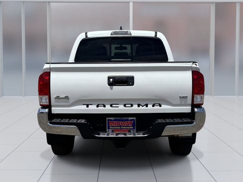 Used 2017 Toyota Tacoma SR5 w/ Tow Package AWD/4WD image 5