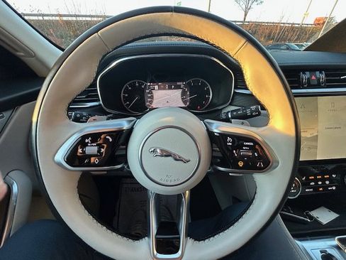 Certified 2023 Jaguar F-PACE S image 25