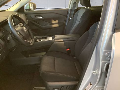 Used 2025 Nissan Rogue SV image 7