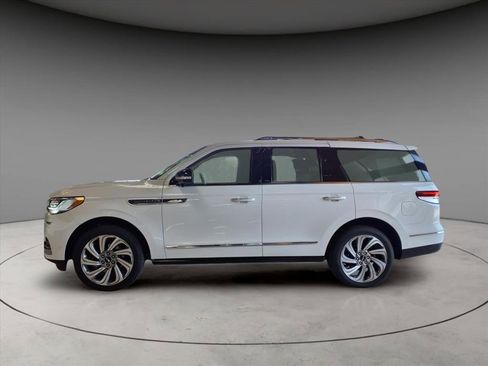 New 2023 Lincoln Navigator Reserve image 2