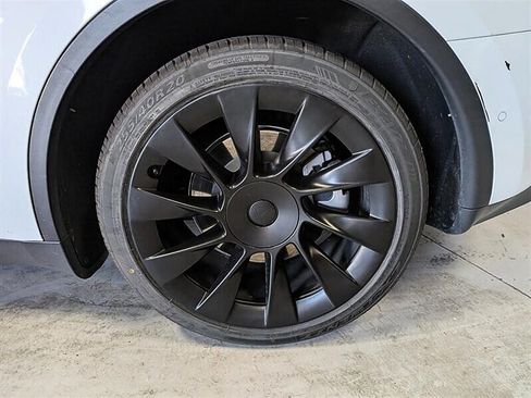 Used 2022 Tesla Model Y Long Range AWD/4WD image 14