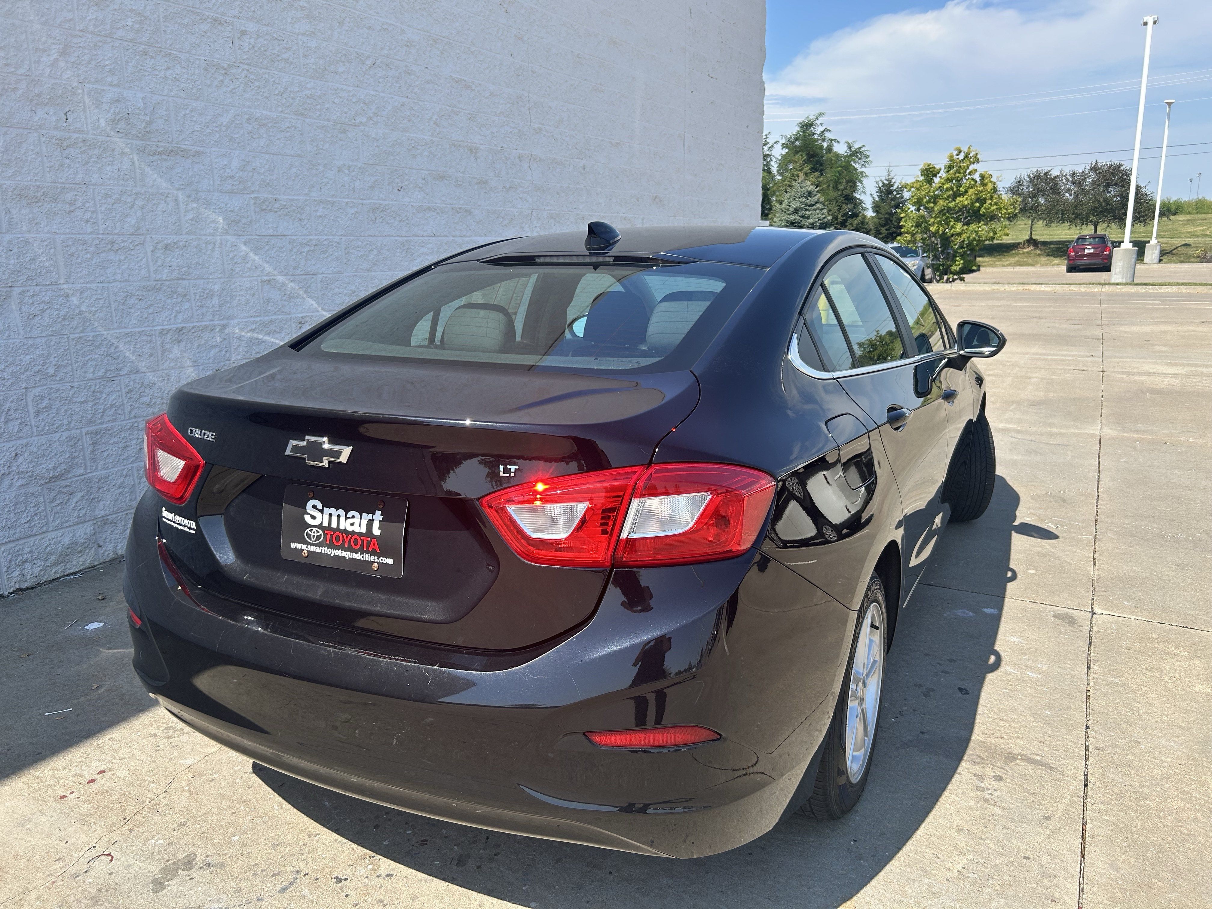 Used 2017 Chevrolet Cruze LT w/ Sun And Sound Package FWD image 5