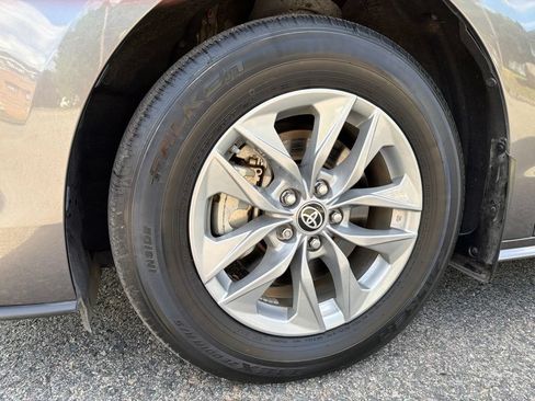 Used 2024 Toyota Sienna LE w/ LE Plus Package FWD image 12