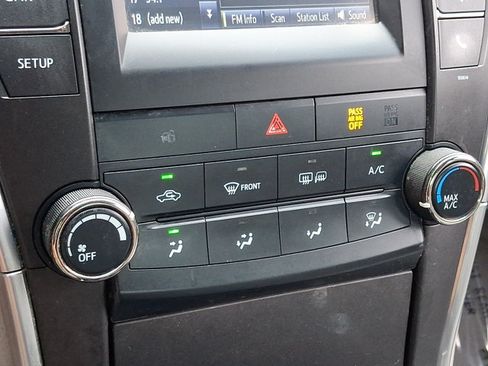 Used 2016 Toyota Camry LE FWD image 15