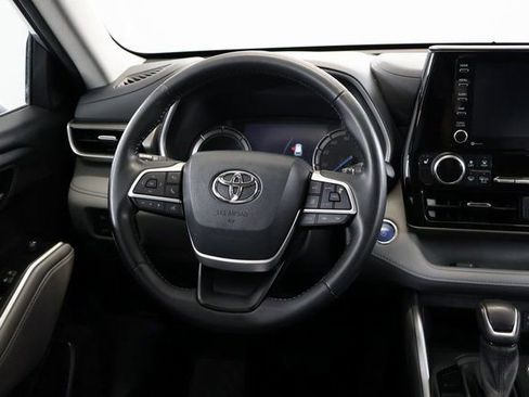 Used 2022 Toyota Highlander XLE image 14