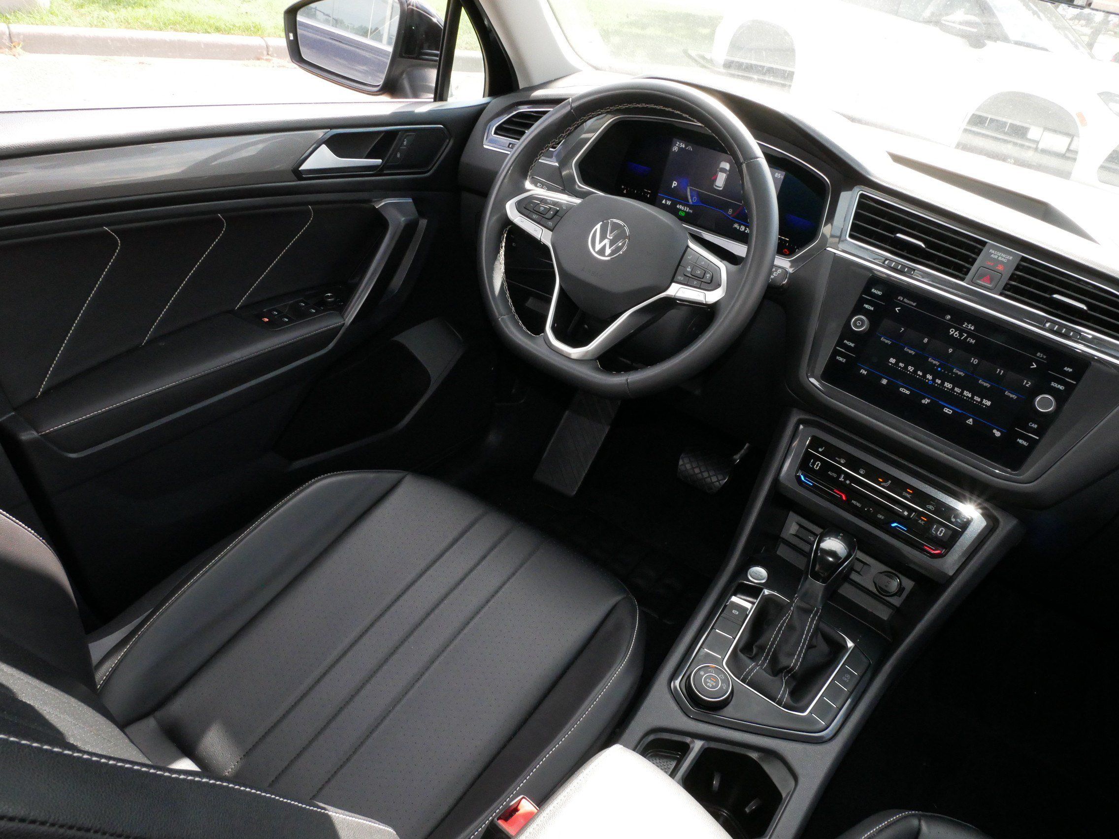 Used 2022 Volkswagen Tiguan SE w/ Panoramic Sunroof Package AWD/4WD image 9