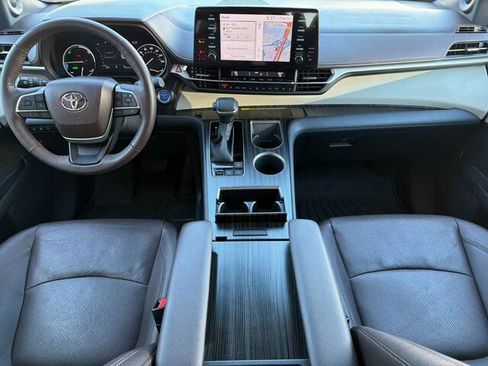 Used 2023 Toyota Sienna Platinum image 17