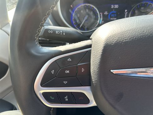 Used 2023 Chrysler Pacifica Touring-L FWD image 24