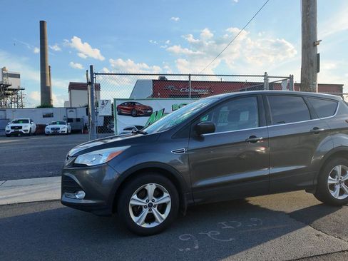 Used 2016 Ford Escape SE w/ SE Cold Weather Package AWD/4WD image 2