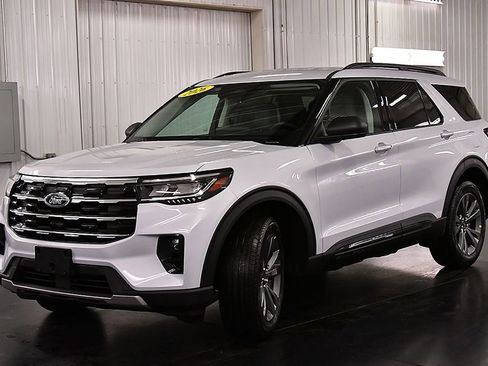 New 2026 Ford Explorer Active w/ Active Comfort Package image 3