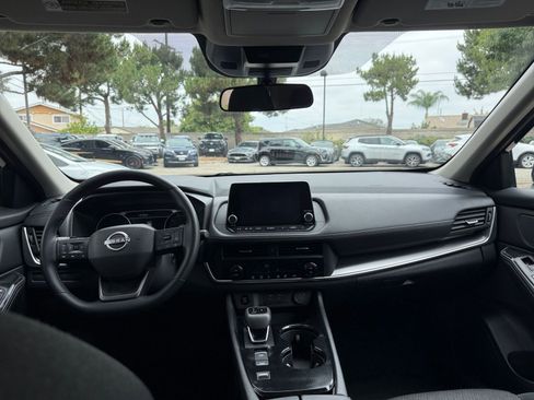 Used 2025 Nissan Rogue SV FWD image 31