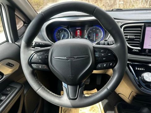 Used 2022 Chrysler Pacifica Touring-L w/ S Appearance Package FWD image 23