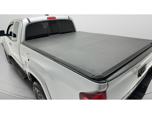 Used 2018 Toyota Tacoma SR5 AWD/4WD image 12