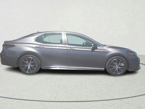 Used 2022 Toyota Camry SE FWD image 7
