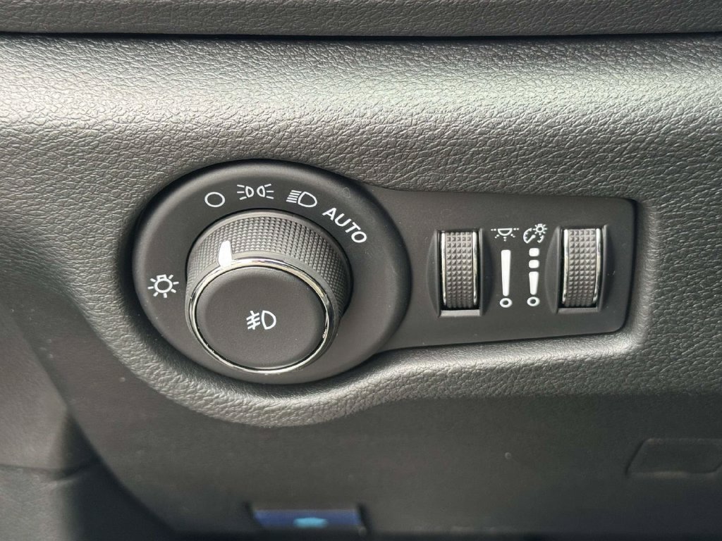 Used 2026 Chrysler Pacifica Select FWD image 27