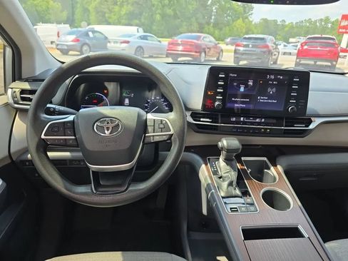 Used 2021 Toyota Sienna LE w/ LE Plus Package FWD image 13