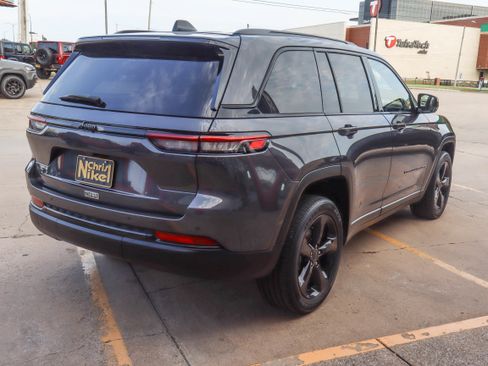 Used 2023 Jeep Grand Cherokee Altitude AWD/4WD image 5
