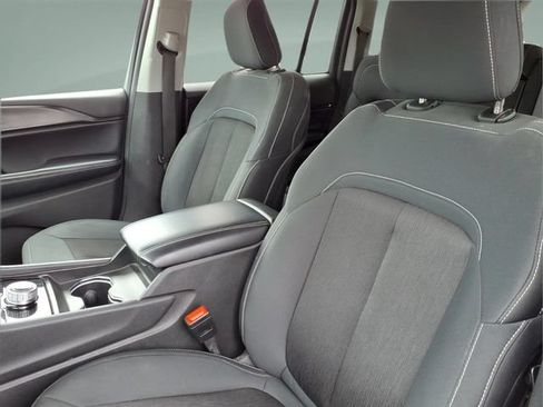 Used 2024 Jeep Grand Cherokee Laredo RWD image 13