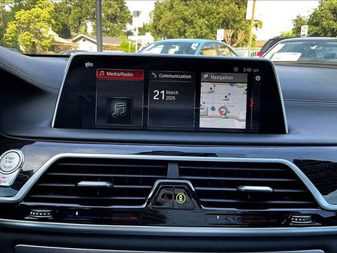 Used 2018 BMW 750i image 18