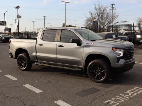 Used 2025 Chevrolet Silverado 1500 LT Trail Boss w/ Convenience Package II image 2