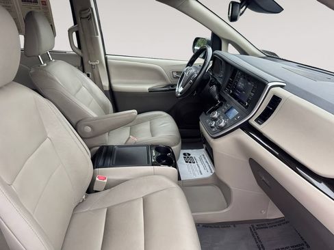 Used 2020 Toyota Sienna XLE FWD image 15