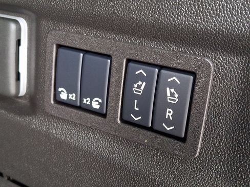 Used 2025 GMC Yukon Denali Ultimate AWD/4WD image 36