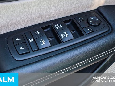 Used 2024 Chrysler Pacifica Touring-L image 49