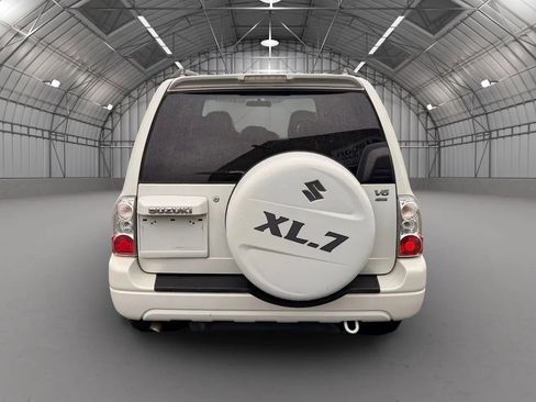 Used 2004 Suzuki XL7 LX Sport Utility 4D image 5