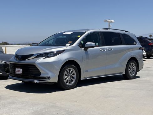 Certified 2024 Toyota Sienna XLE FWD image 6