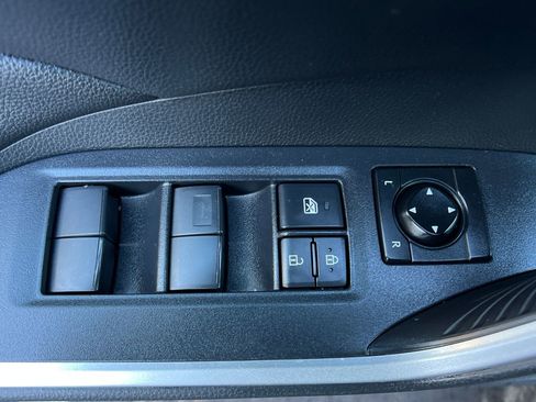 Used 2021 Toyota RAV4 SE image 12