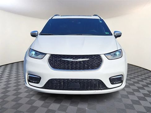 Used 2023 Chrysler Pacifica Pinnacle image 2