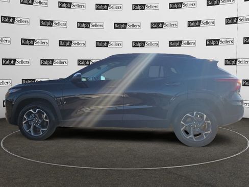 Used 2025 Chevrolet Trax LT w/ LT Convenience Package image 3