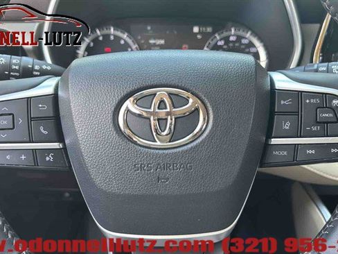 Used 2022 Toyota Highlander XLE FWD image 21