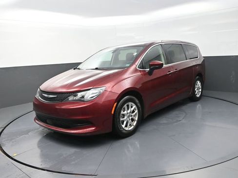 Used 2022 Chrysler Voyager LX FWD image 18