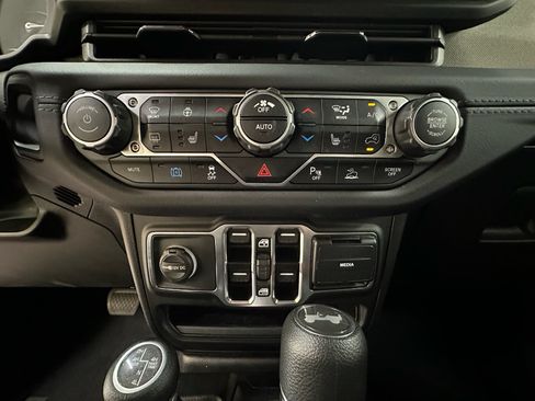 Used 2025 Jeep Wrangler Unlimited Sahara w/ Safety Group AWD/4WD image 27