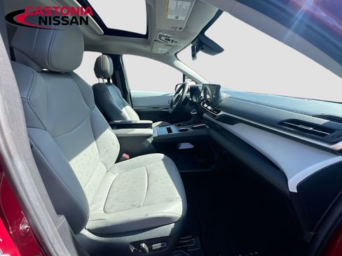 Used 2025 Toyota Sienna XLE image 39