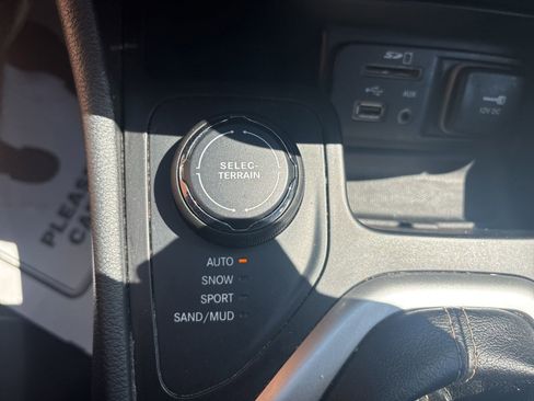 Used 2016 Jeep Cherokee Latitude w/ Cold Weather Group AWD/4WD image 26