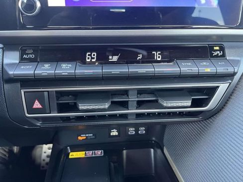 Used 2025 Toyota Camry SE image 15