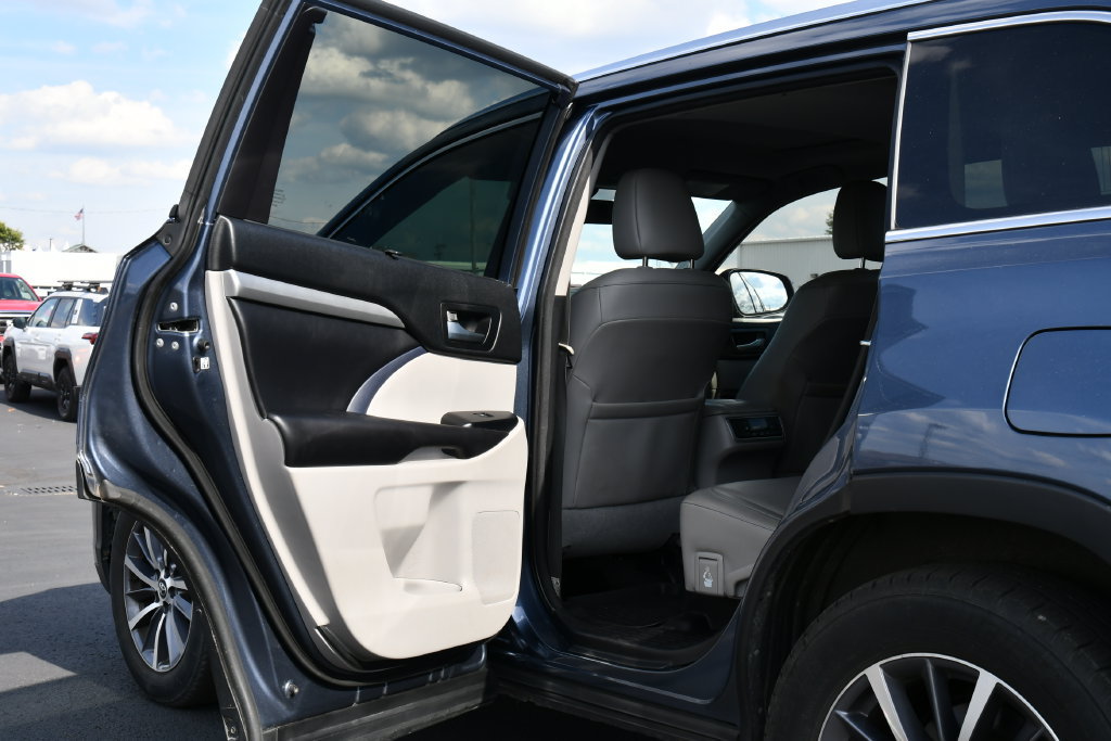 Used 2018 Toyota Highlander XLE AWD/4WD image 17