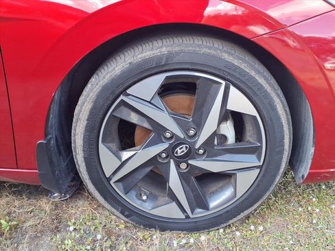 Used 2022 Hyundai Elantra Limited image 9