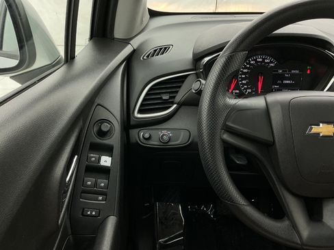 Used 2018 Chevrolet Trax LS FWD image 31