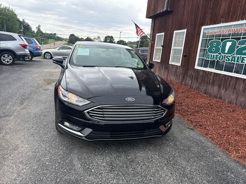 Used 2017 Ford Fusion SE w/ Fusion SE Technology Package FWD image 2