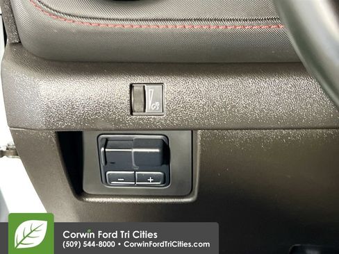 Used 2025 Chevrolet Colorado Z71 w/ Technology Package AWD/4WD image 19
