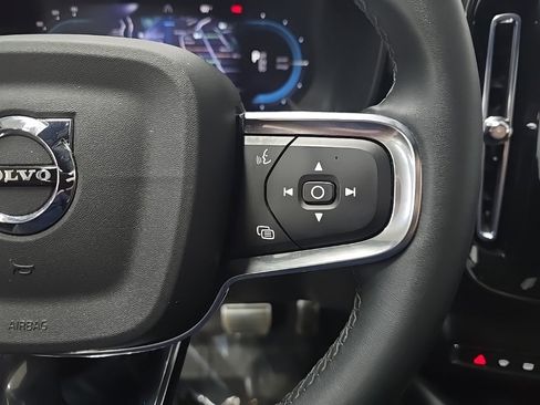 Used 2022 Volvo XC40 P8 Recharge Plus image 21