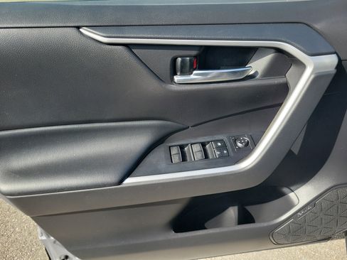 Used 2022 Toyota RAV4 XLE Premium image 18