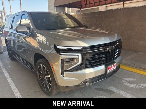 Certified 2025 Chevrolet Suburban RST image 3