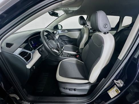 Used 2025 Volkswagen Taos SE image 13