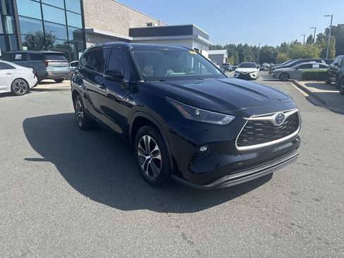 Used 2021 Toyota Highlander XLE FWD image 3