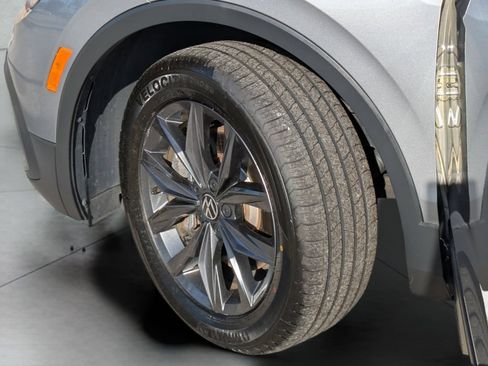 Certified 2023 Volkswagen Tiguan SE FWD image 31