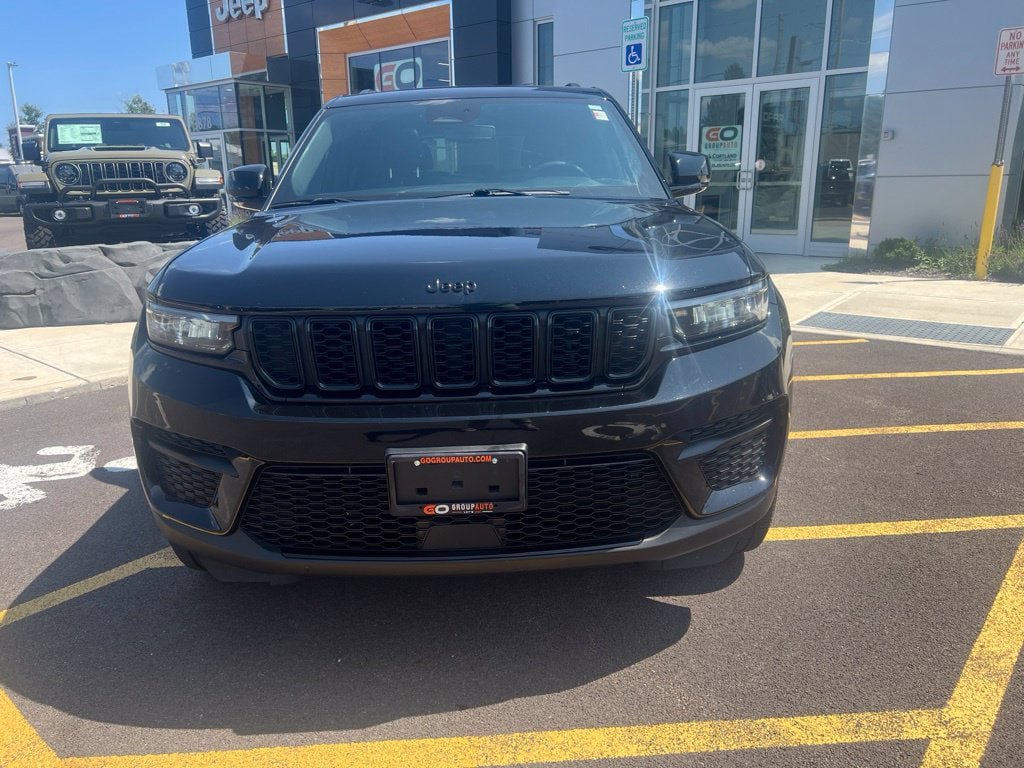 Used 2023 Jeep Grand Cherokee Altitude AWD/4WD image 6